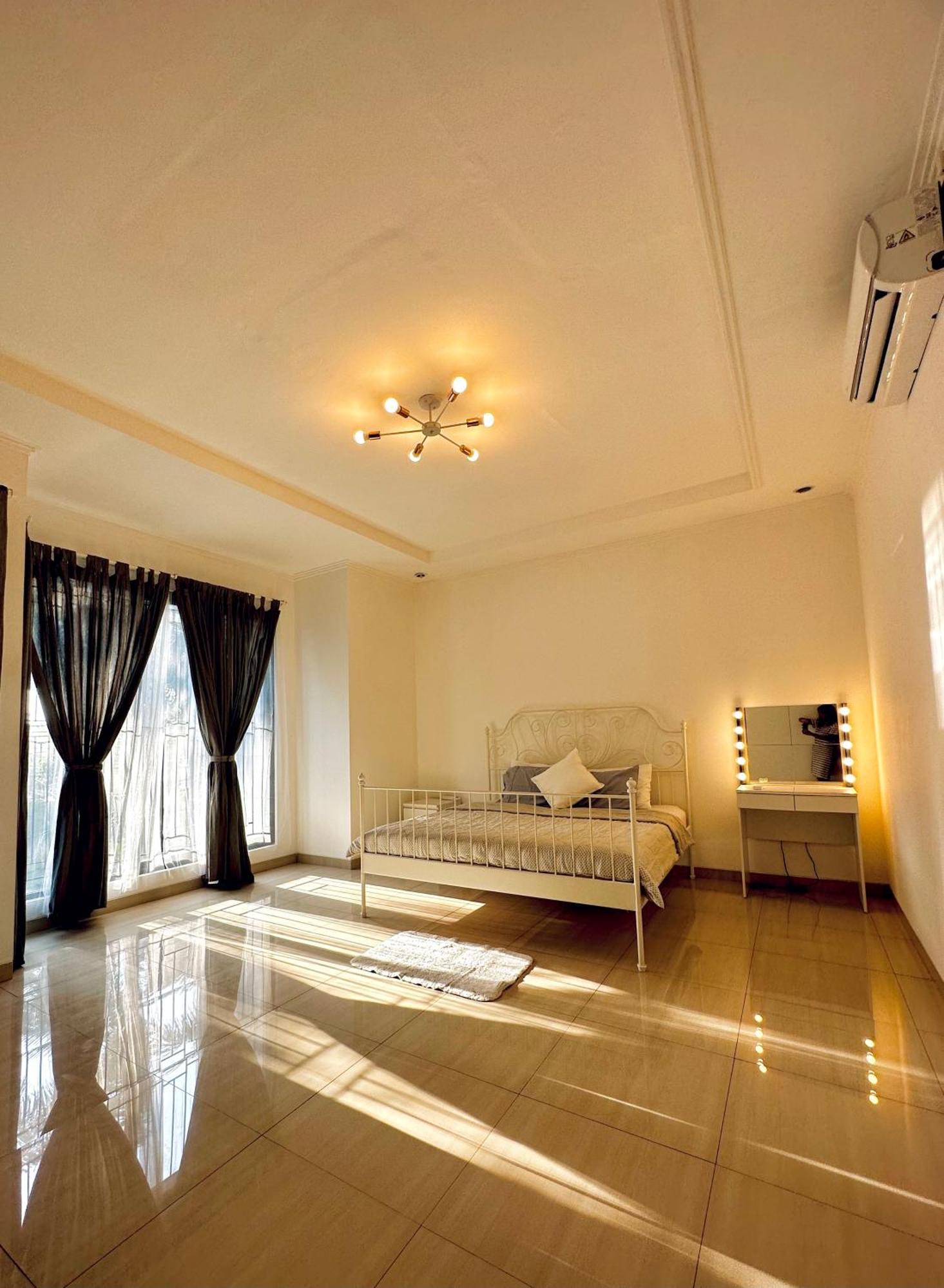 4-Bedroom Home In South Jakarta Nuansa Swadarma Residence By Le Ciel Hospitality Eksteriør bilde