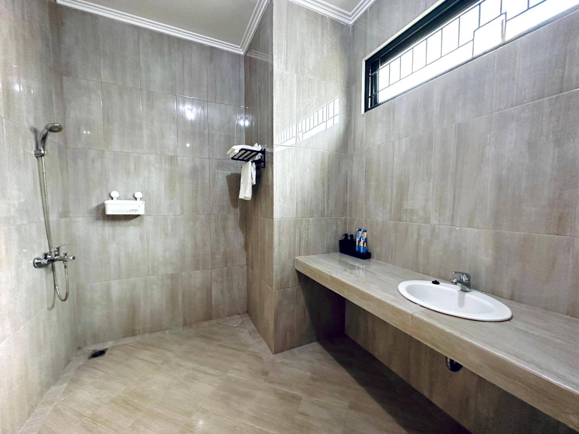 4-Bedroom Home In South Jakarta Nuansa Swadarma Residence By Le Ciel Hospitality Rom bilde